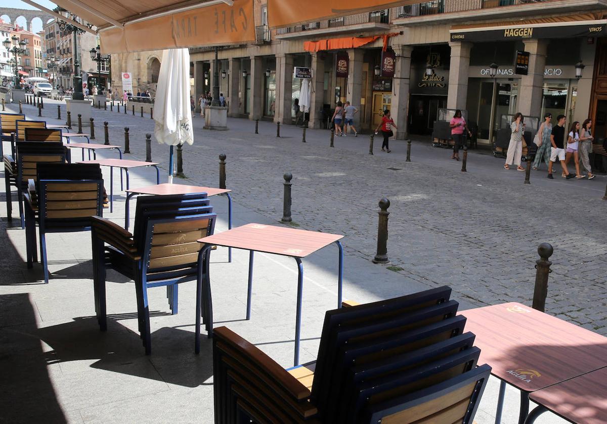 Acopio de sillas y mesas en una terraza de la avenida del Acueducto.