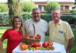 Estrella Crespo, Óscar Rodríguez y Lucio Cristín posan con tomates cultivados en Tudela de Duero.