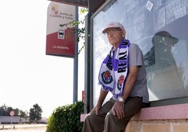 Teo Luengo en la parada de autobús de su pueblo, La Mudarra