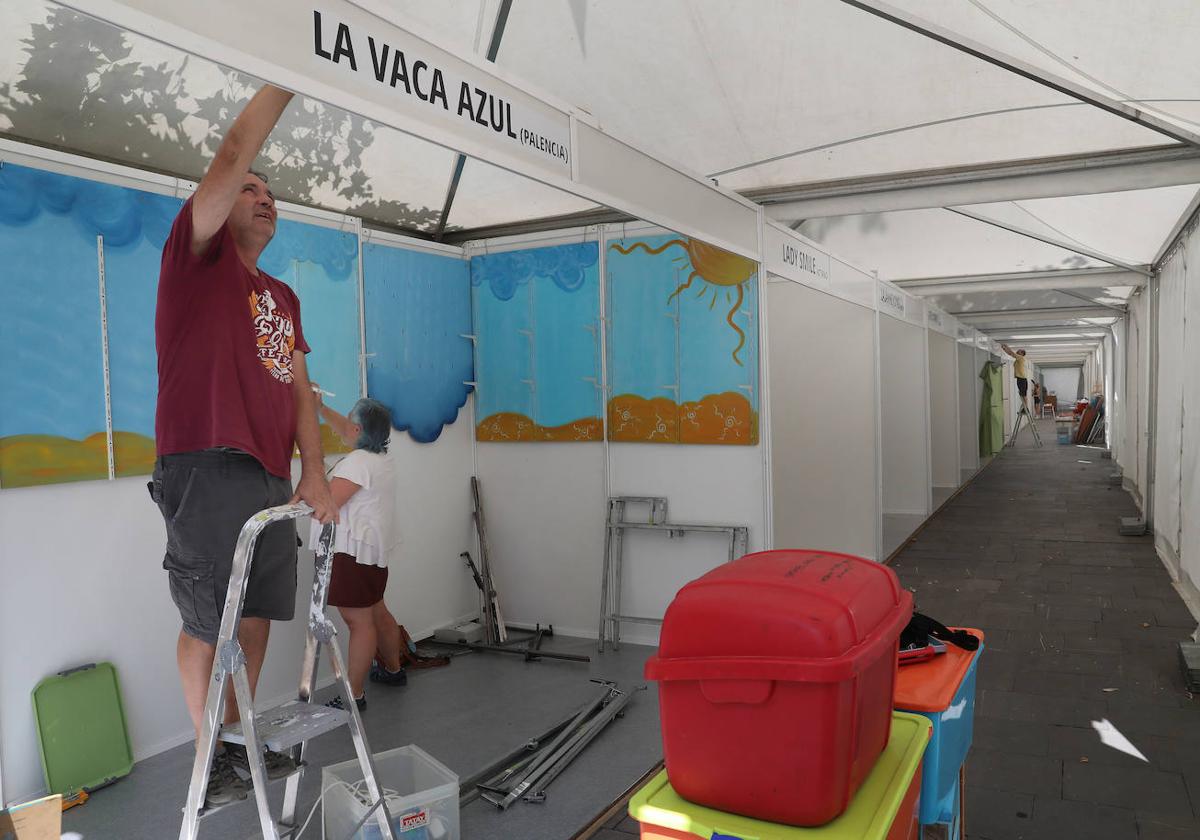 Montaje de las casetas de la Feria de Artesanía en el Salón.