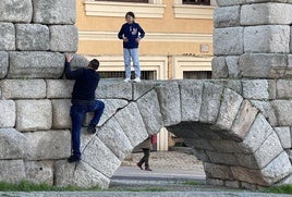 Turistas suben al Acueducto de Segovia en la plaza de Día Sanz en una fotografía de archivo.