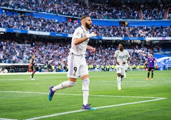 Benzema, tras marcar un gol en el Bernabéu contra el Real Valladolid.