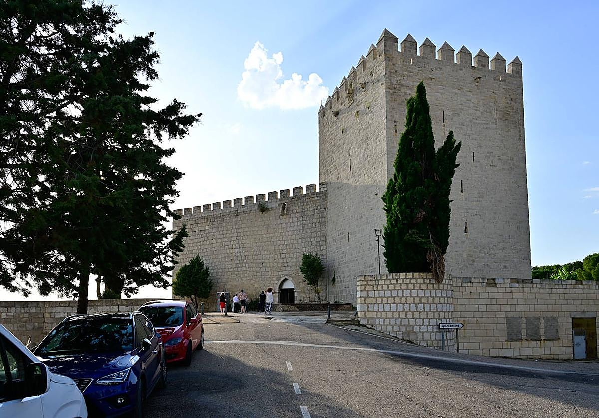 El castillo de Monzón y la carretera que da acceso.