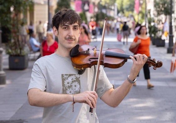 El músico vallisoletano Diego Moyano toca su violín en la calle Santiago