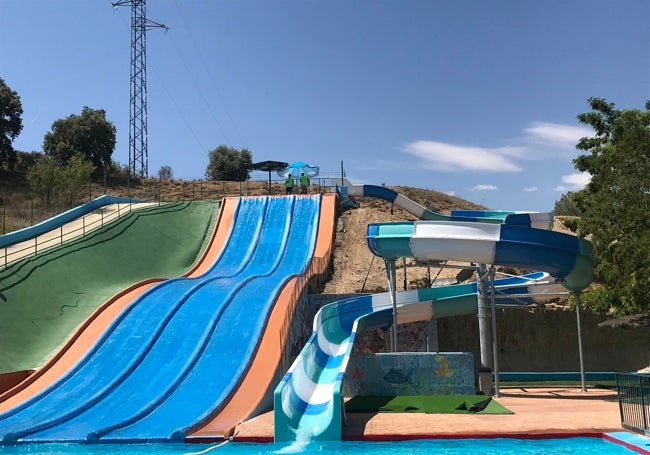 Toboganes de pista blanda y tobogán de tubo.