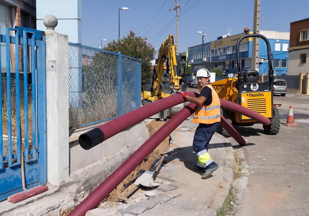 Los operarios trabajan en el polígono de Argales este jueves, tras la reanudación de las obras.