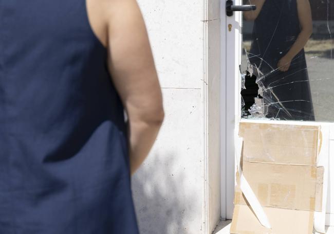 Detalle del cristal que rompieron los ladrones para ingresar en la nave y sustraer el vehículo.