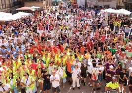 Peñistas esperan en la plaza de España el inicio de las fiestas.
