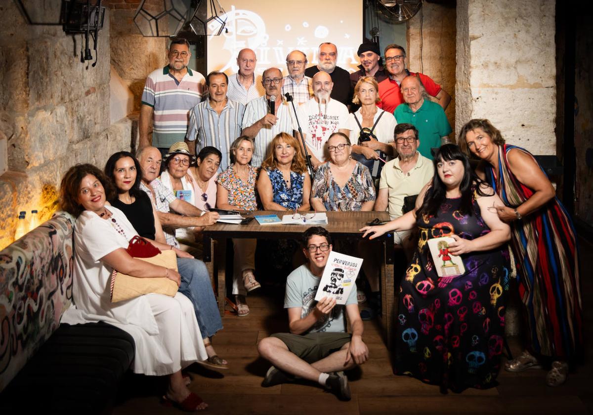 Los integrantes de Per-Versos, durante uno de sus encuentros en el bar La Divina Comedia.