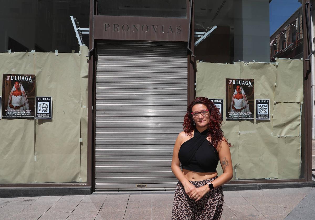 Carolina Romero Zuluaga, a la puerta del nuevo negocio, en la calle Becerro de Bengoa.