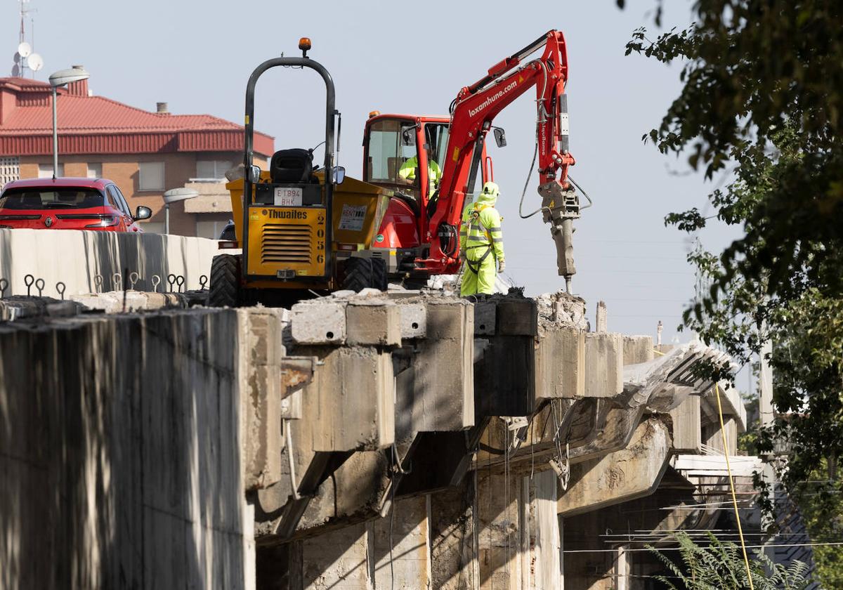 Estado actual de las obras en Arco de Ladrillo, donde ya se ha derribado todo el quitamiedos.