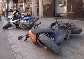 Motos derribadas en la acera, en una imagen de archivo.