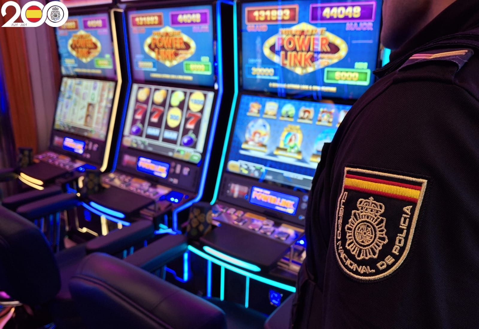 Un agente de la Policía Nacional en una sala de juegos.