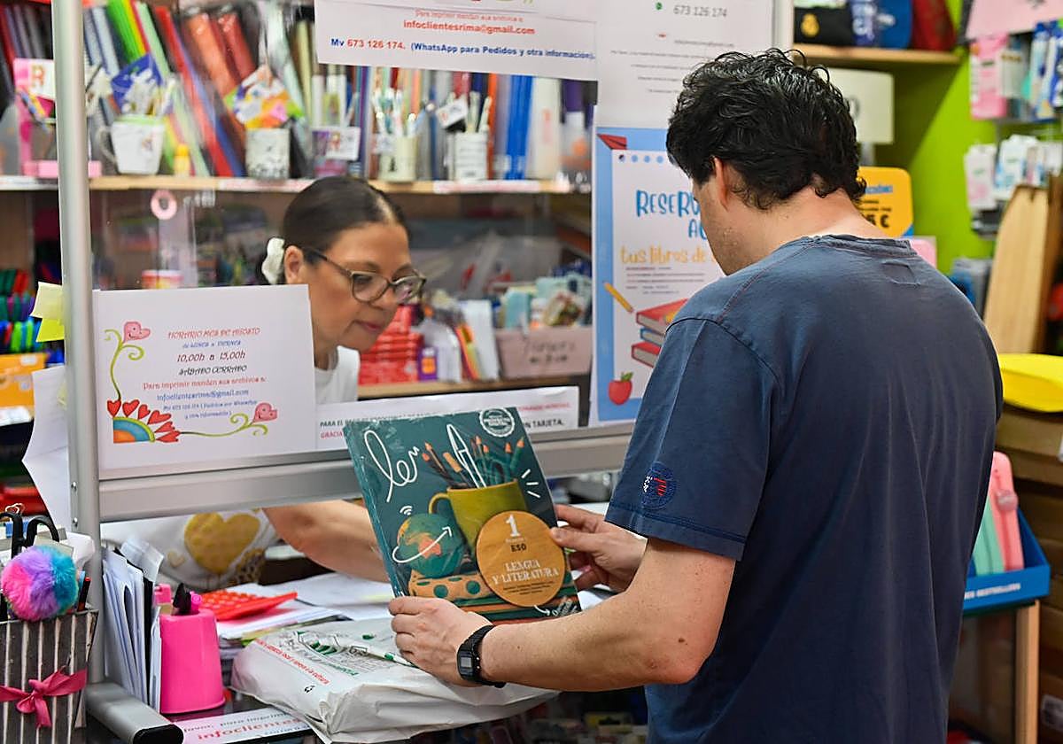 Begoña Martínez atiende a un cliente en la librería Rima, ubicada en La Rondilla.