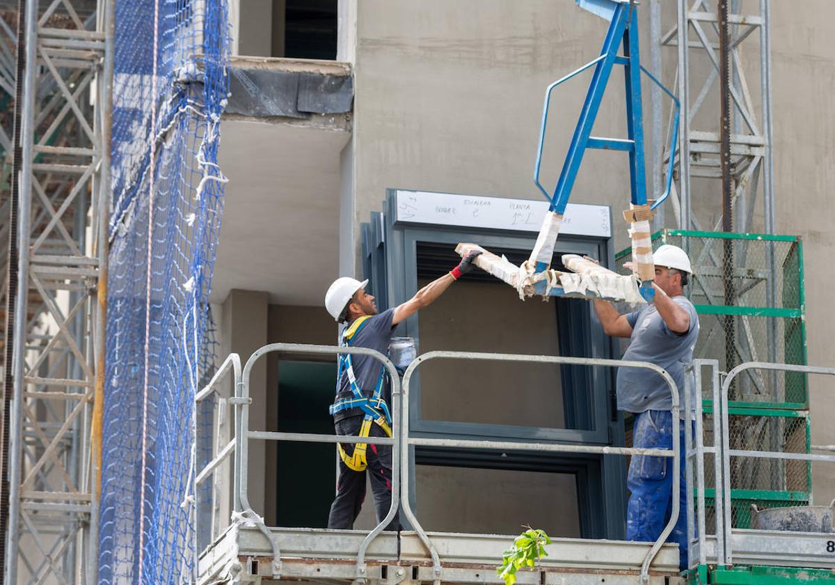 Obreros trabajan en la construcción.