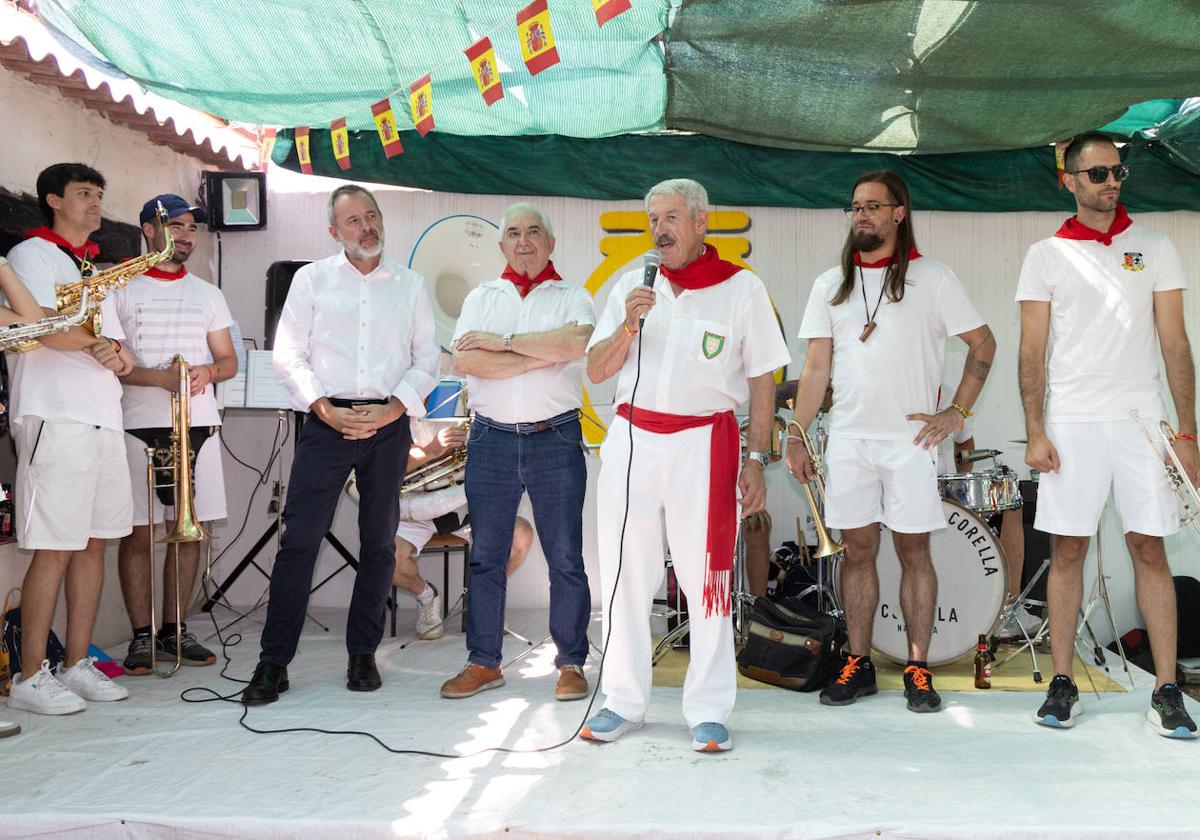 El presidente de la peña, Aurelio Martín, junto al director de ElNorte, Ángel Ortiz, y el pastelero Carlos Garrote, durante la entrega de los pañuelos de honor, en un acto con animación musical.