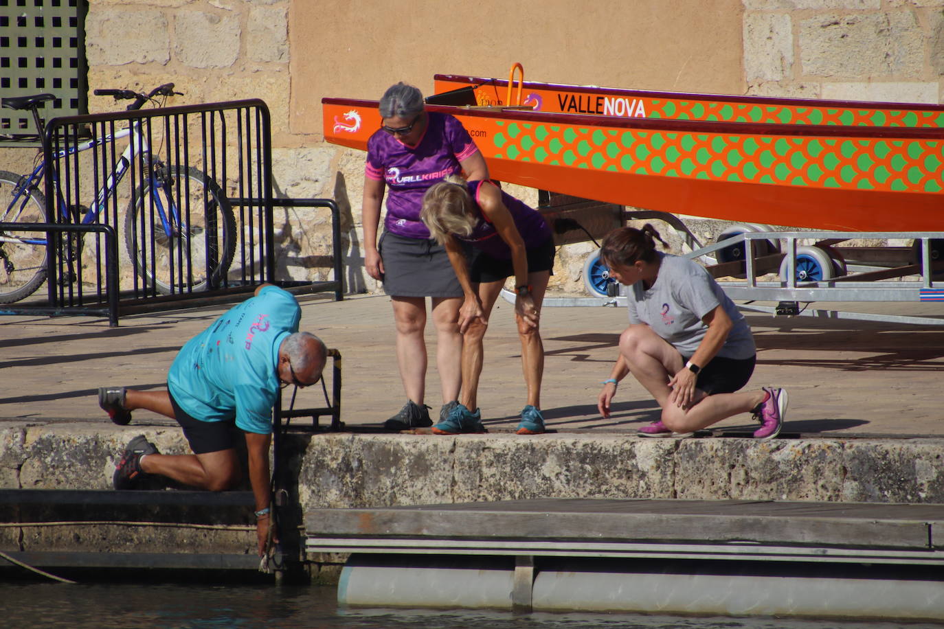 Las Vallkirias Pisuerga surcan las aguas del Canal de Castilla en Rioseco