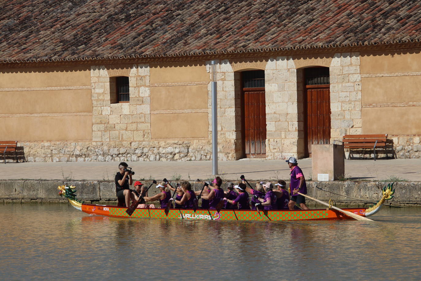Las Vallkirias Pisuerga surcan las aguas del Canal de Castilla en Rioseco