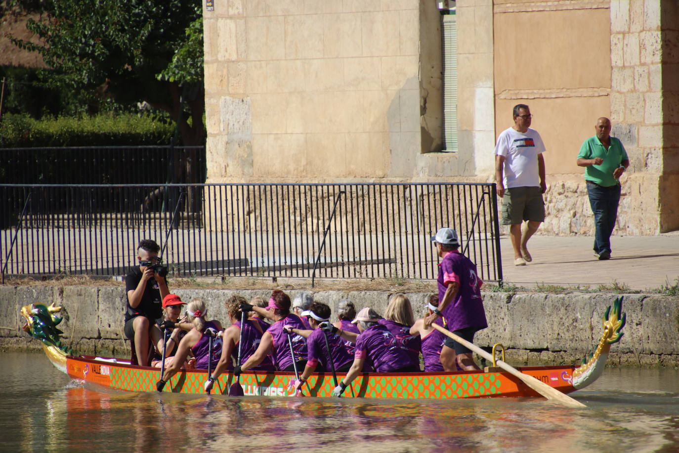 Las Vallkirias Pisuerga surcan las aguas del Canal de Castilla en Rioseco