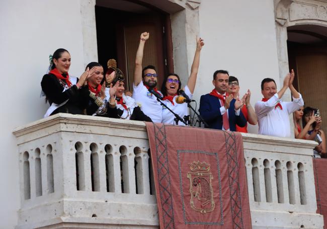 Los pregoneros alientan a los cuellaranos.