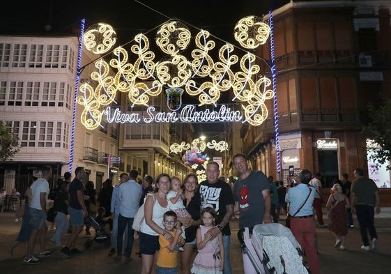 Un grupo de palentinos posa ante la portada de las fiestas de San Antolín.