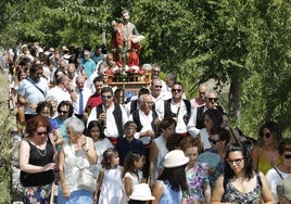 La procesión de San Bartolomé en el momento de comenzar.