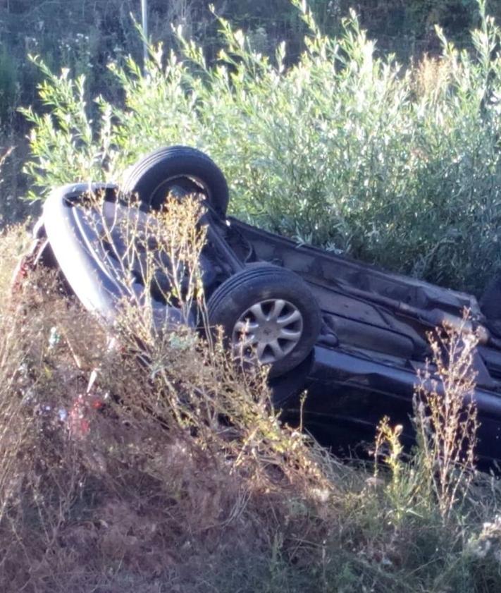 Imagen secundaria 2 - Accidente de la grúa que transportaba el turismo.