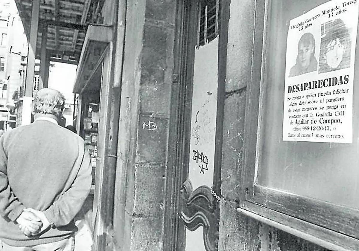Imagen de archivo en la que aparece el cartel de las niñas de Aguilar.