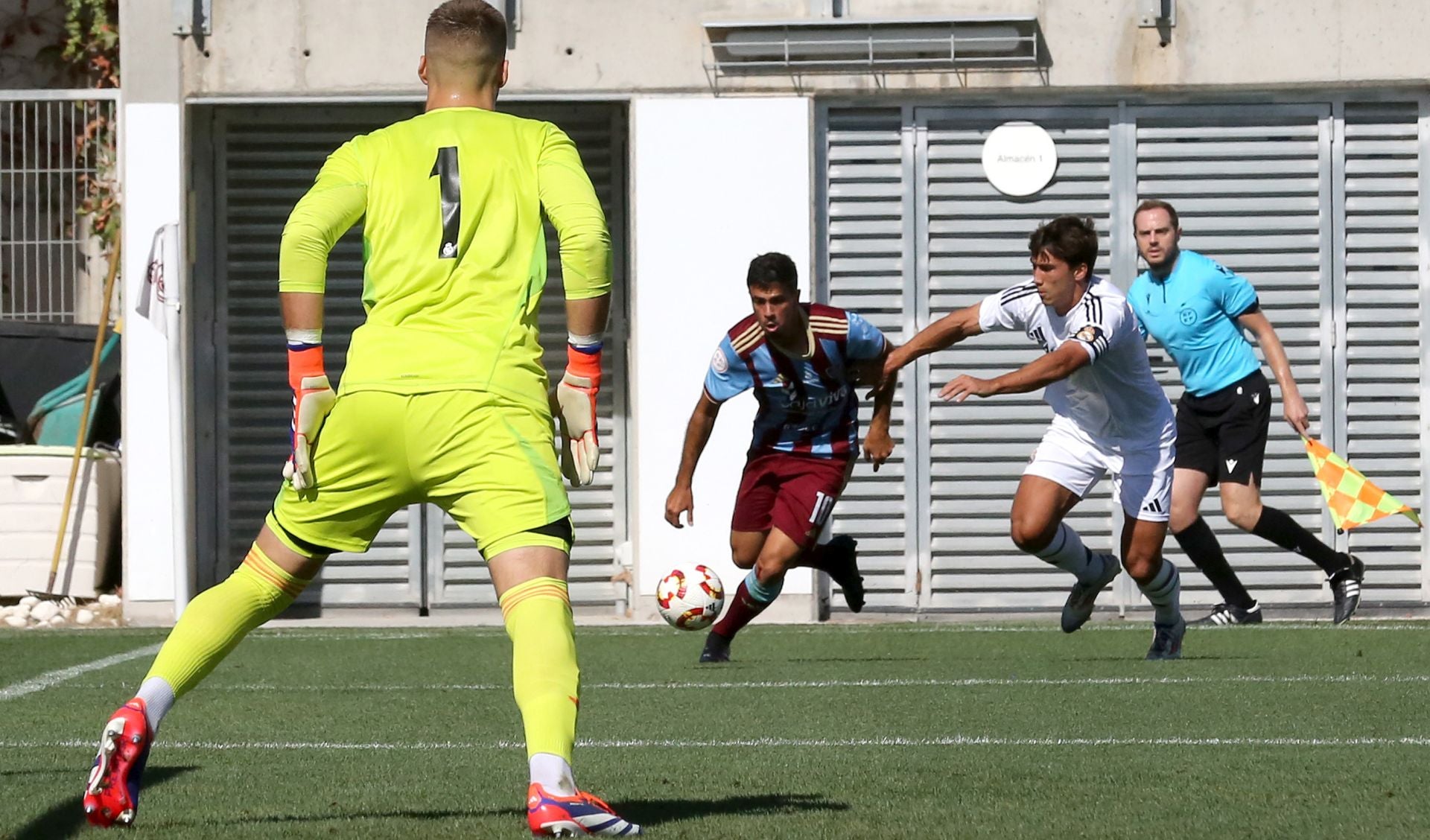 Javi Borrego intenta marcharse de un rival esta pretemporada.