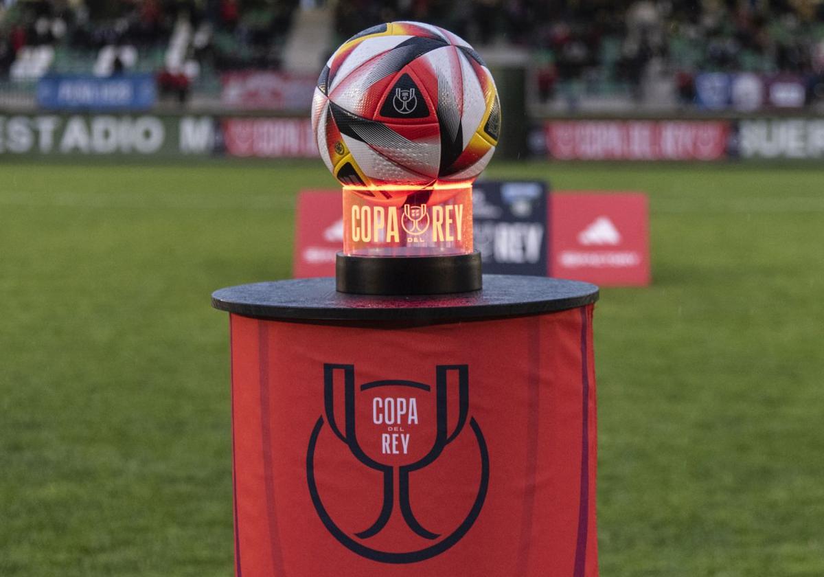 Balón de la Copa del Rey, durante una eliminatoria en La Albuera.