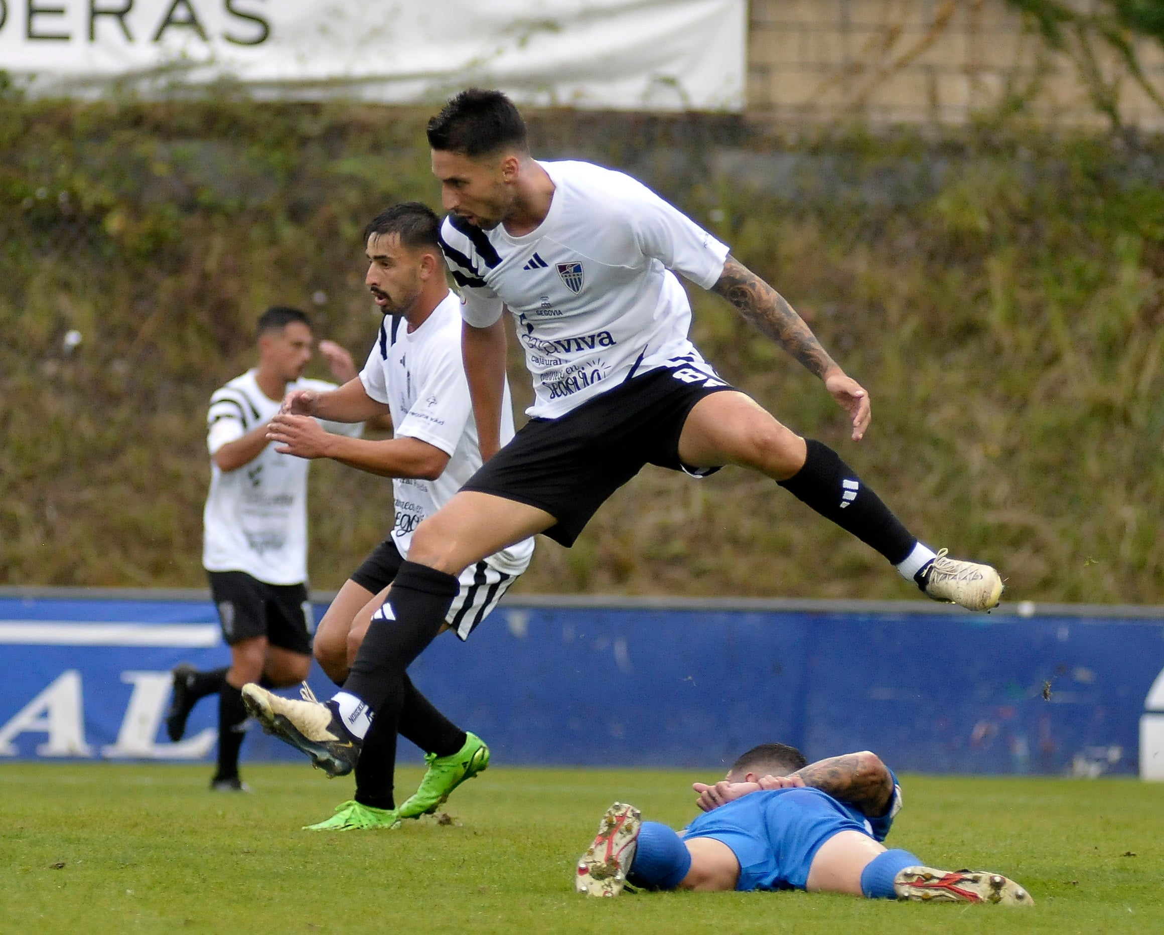 Hugo Díaz intenta un remate.