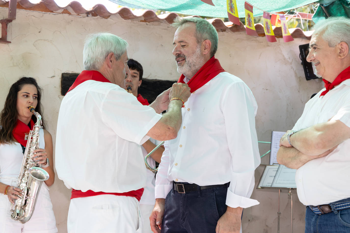 La Peña La Aldaba entrega el pañuelo de honor a El Norte de Castilla por su 170 aniversario