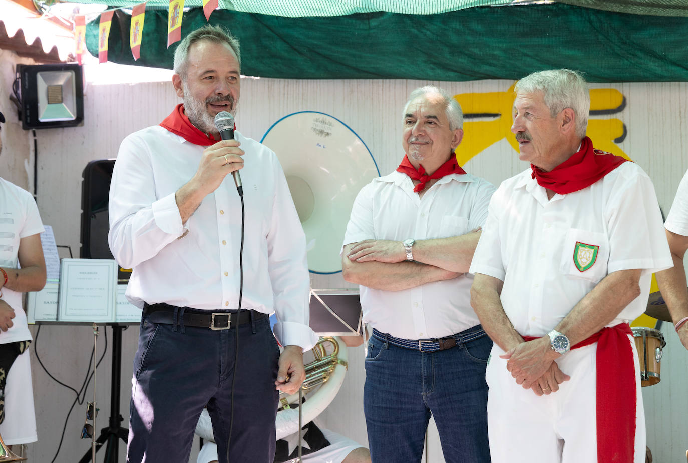 La Peña La Aldaba entrega el pañuelo de honor a El Norte de Castilla por su 170 aniversario