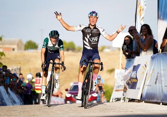 Roberts levanta los brazos al cruzar la línea de meta en las rampas del Castillo de Haza.