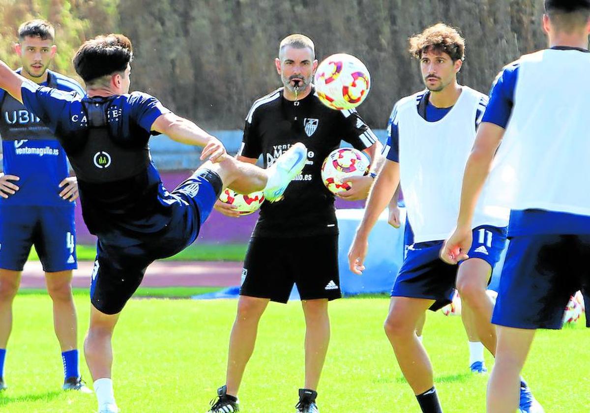 Entrenamiento de la Gimnástica Segoviana este viernes antes de viajar al País Vasco.