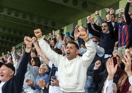 Afición de la Gimnástica Segoviana celebra un gol en La Albuera.