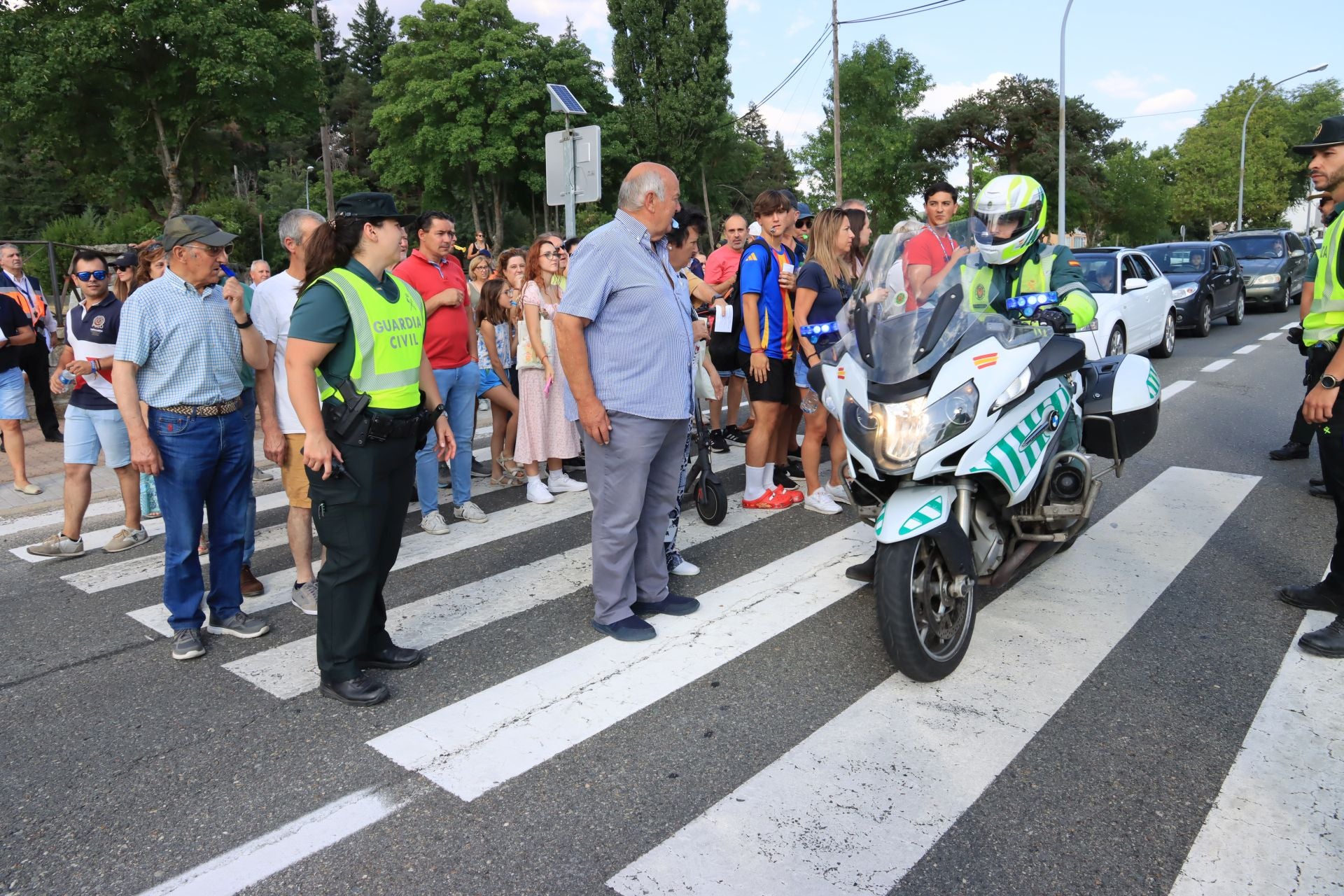 Vecinos de San Rafael interrumpen el tráfico en la travesía este viernes.