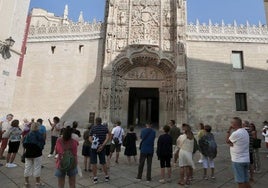 Turistas a las puertas del Museo Nacional de Escultura.