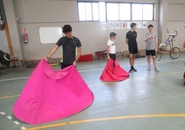 Alejandro Chavarri prueba un capote, en una de las clases de la Escuela Taurina de Palencia.