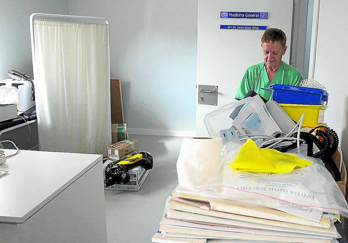 Personal sanitario ultima el traslado de enseres.