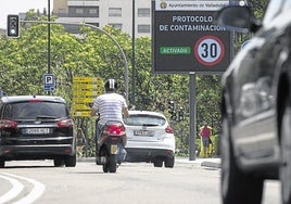 Vehículos circulando por el centro en un episodio anterior de contaminación en una imagen de archivo.