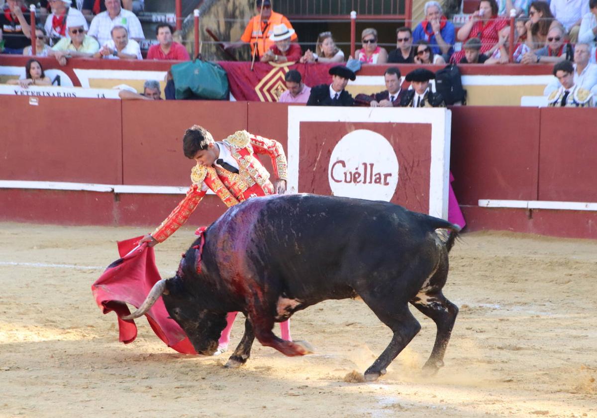 Manuel Diosleguarde salió a hombros del coso cuellarano.