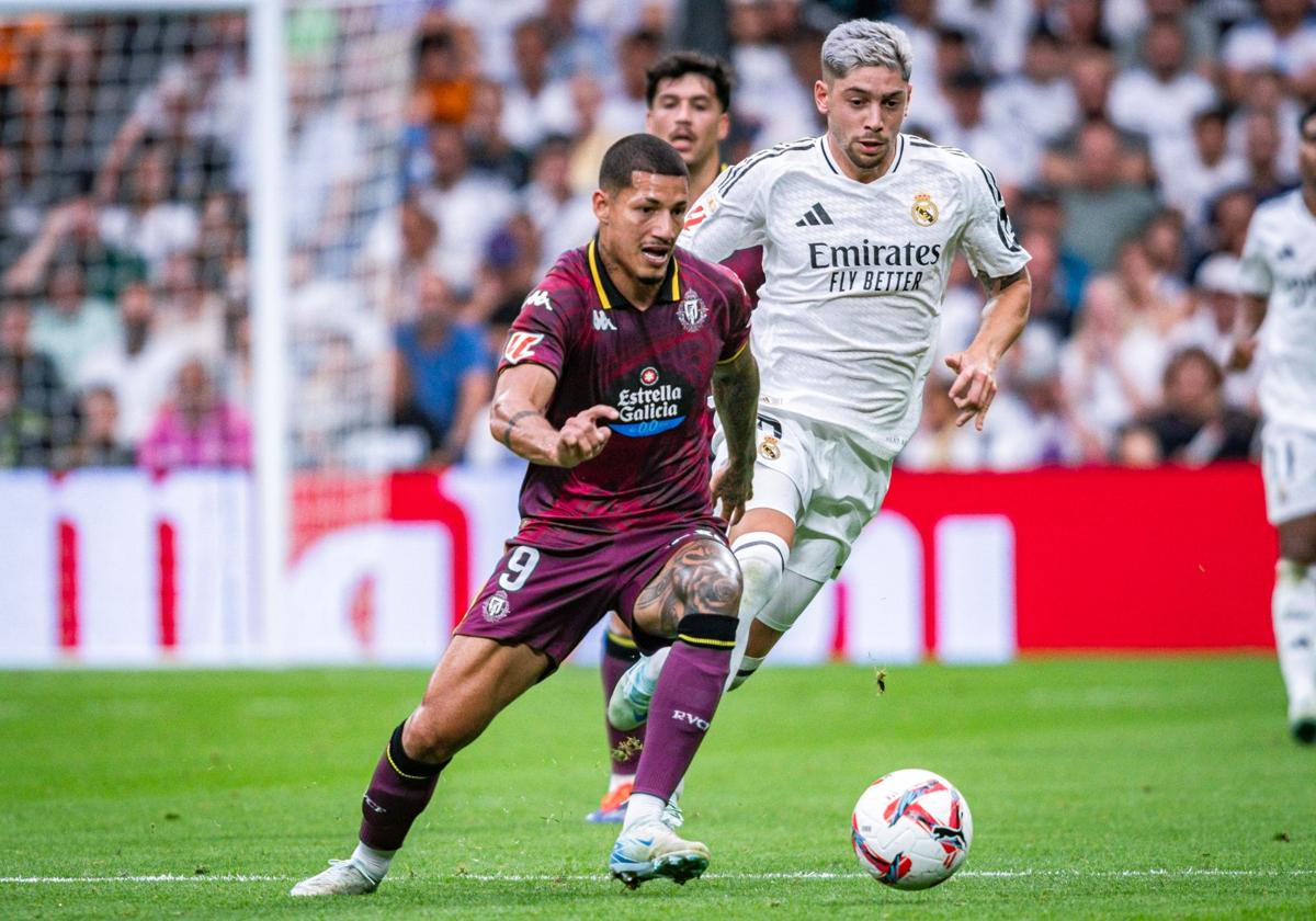 Marcos André trata de superar a Fede Valverde en una acción del partido.