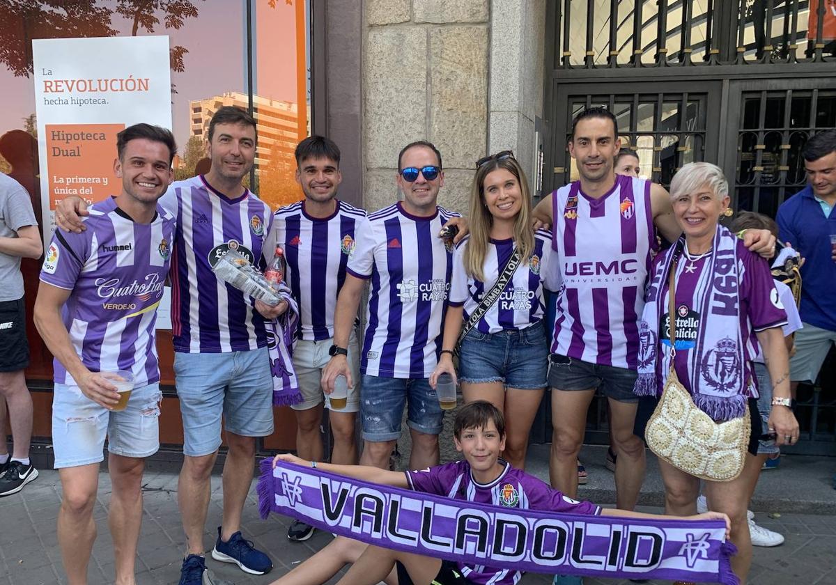 Los aficionados David Benito (i), Lorenzo Vázquez, Samuel, Gonzalo, Raquel, Chema, Esther Gutiérrez, Lorenzo Vázquez (hijo).