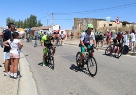 Algunos corredores toman las bicicletas.