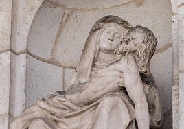 Figura desgastada por el tiempo de la fachada de las angustias