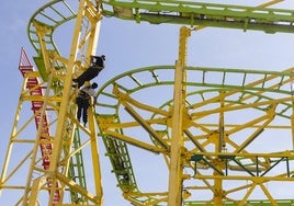 Instalación de la atracción de feria 'La selva encantada'