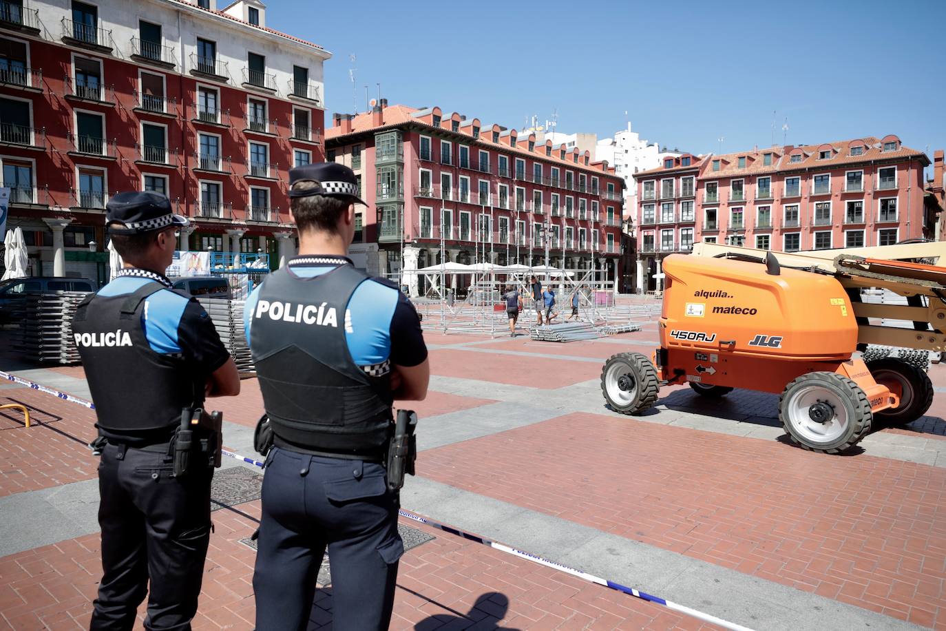 Valladolid se asoma a sus fiestas con el montaje del escenario en la Plaza Mayor