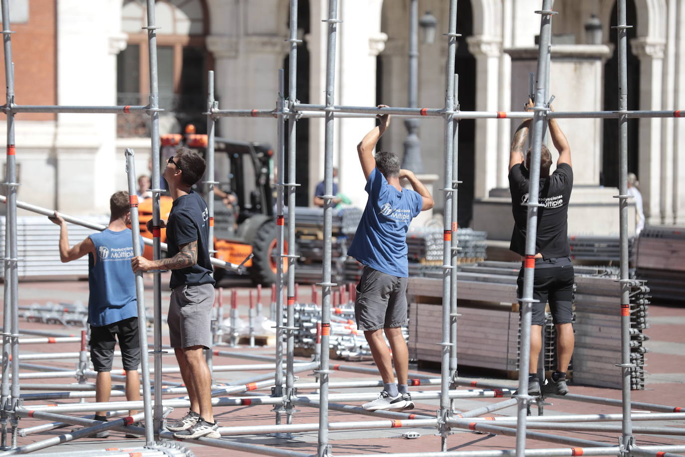 Valladolid se asoma a sus fiestas con el montaje del escenario en la Plaza Mayor