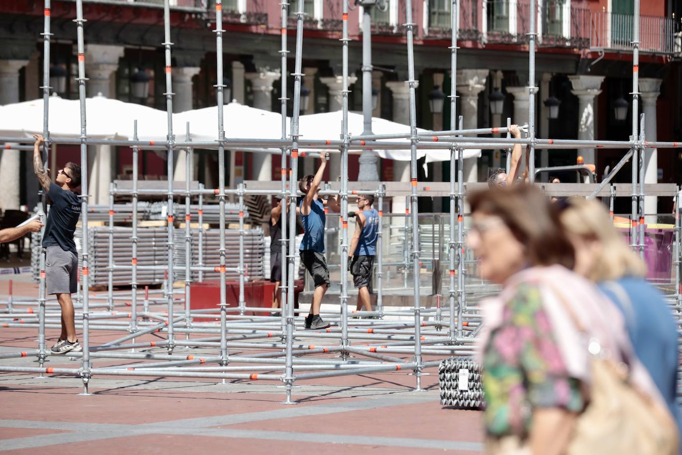 Valladolid se asoma a sus fiestas con el montaje del escenario en la Plaza Mayor